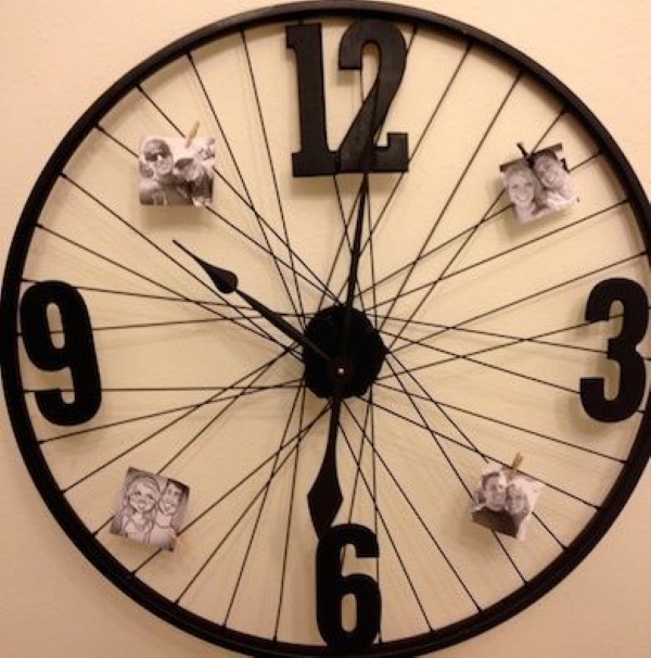 Làm đồng hồ treo tường trang trí nhà từ bánh xe đạp cũ. 