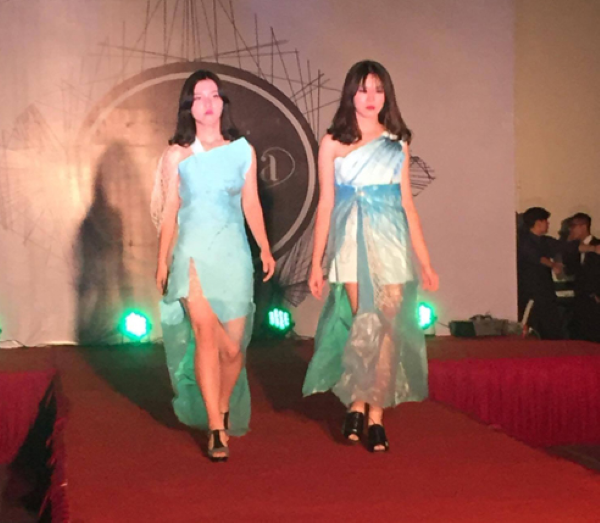 Thời trang tái chế từ áo mưa thiết kế và biểu diễn của học sinh trường THPT Nguyễn Tất Thành.