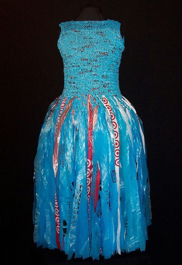 Váy tái chế từ áo mưa và túi ni lông xanh đơn giản dễ làm.