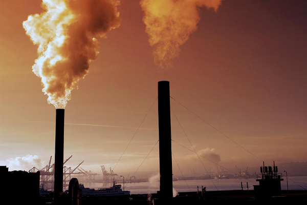 Ô nhiễm môi trường không khí gây ra bởi khí thải từ các nhà máy sản xuất giấy.