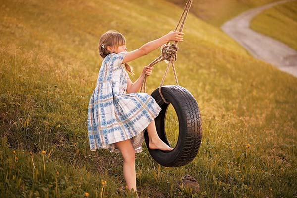 Tái chế lốp xe cũ thành xích đu đồ chơi cho trẻ tại nhà
