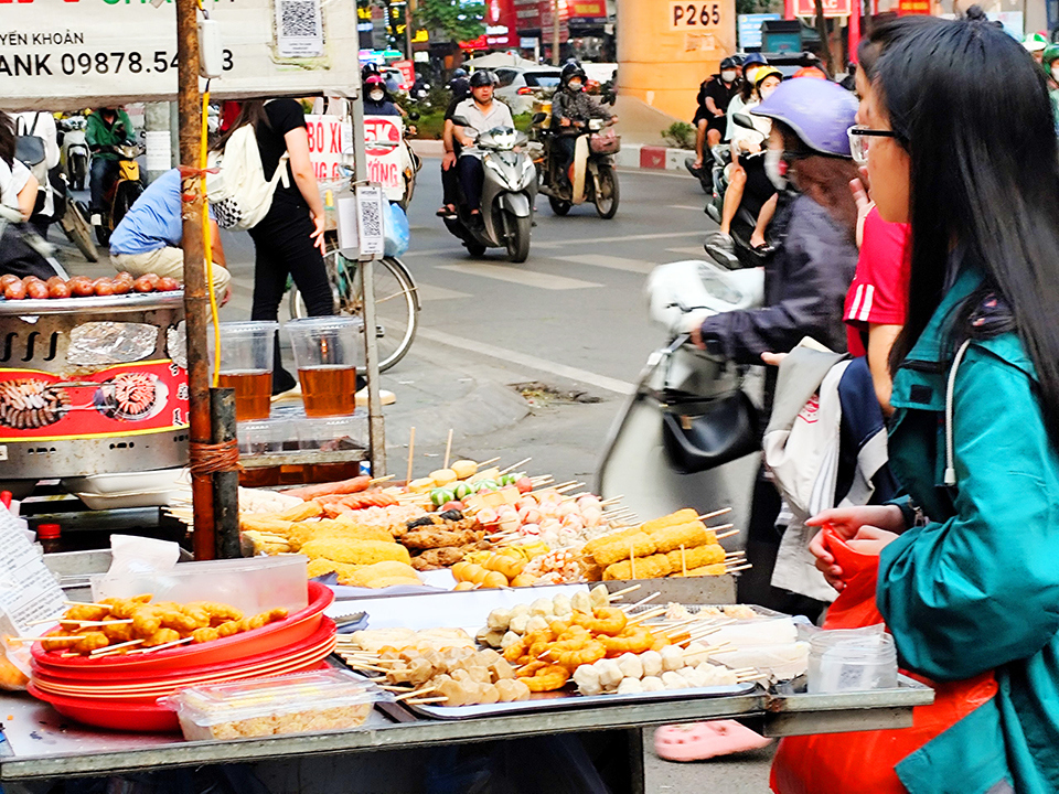kiểm soát an toàn thực phẩm xung quanh cổng trường học